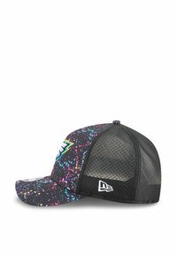 Schwarze Kappe mit einem bunten Spritzer-Muster, gebogenem Schirm, Netzrücken und gesticktem Logo auf der Vorder- und Seite.