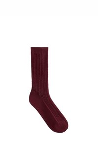 Bordeauxrøde ribstrikkede sokker lavet af blødt materiale, med en længde til midt på læggen og et tekstureret design for ekstra varme og komfort.