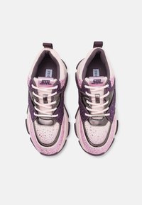 Snygga sneakers med ett rosa och lila mesh-övre, blanka silverdetaljer, texturerade mönster och pastellfärgade snörningar. Kraftig vit sula.