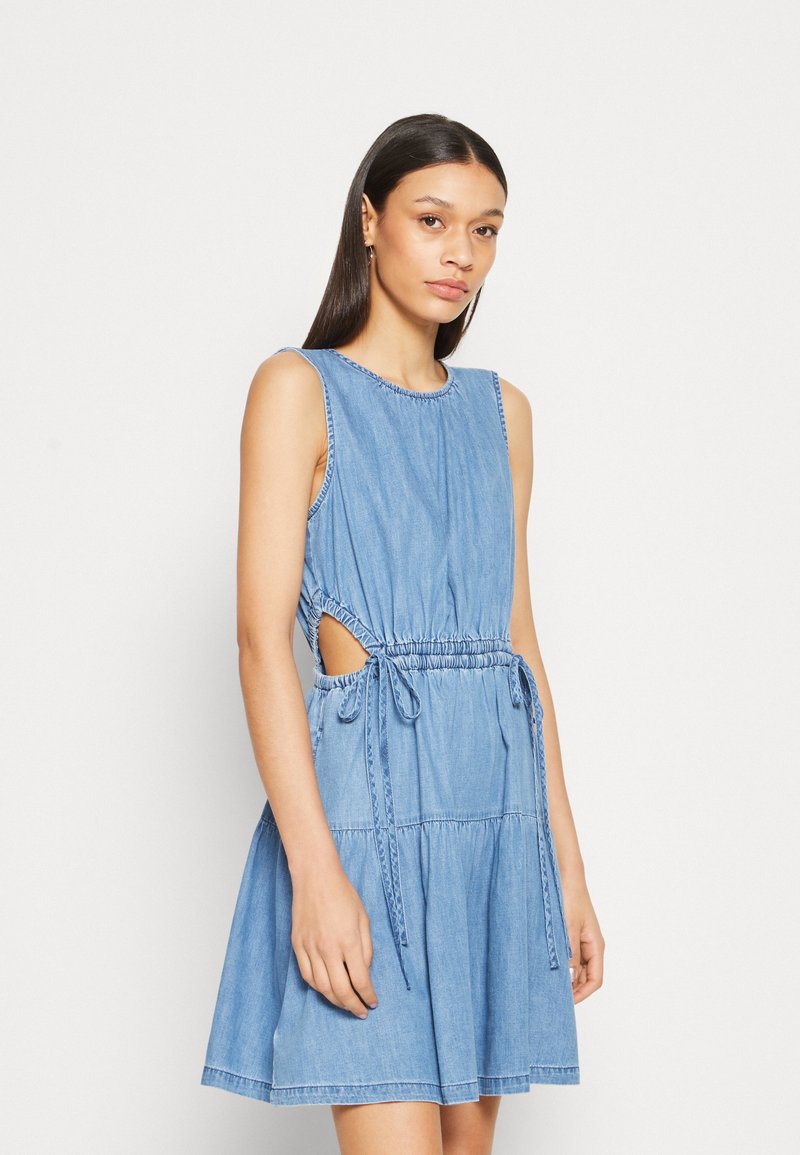 GAP SIDE CUTOUT TIERED MINI Vestito di jeans medium wash/carta da