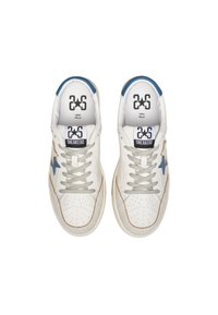 Sneaker bianche in pelle con accenti blu e beige, punta perforata, lacci rotondi e logo prominente sulla linguetta e sul lato.