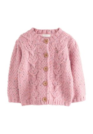 Roze gebreide cardigan met kabelpatroon, ronde halslijn en vier houten knopen. Bevat een gestructureerd, chunky breisel design.