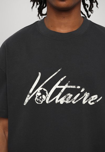 Schwarzes Baumwoll-T-Shirt mit einem abgenutzten weißen "Voltaire"-Logo und einer Totenkopf-Grafik, runder Ausschnitt und kurzen Ärmeln.