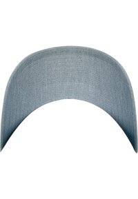 Lyseblå denim baseballcap med en buet skygge. Stoffet har en glat tekstur, med subtil syning og ingen synlige logoer.