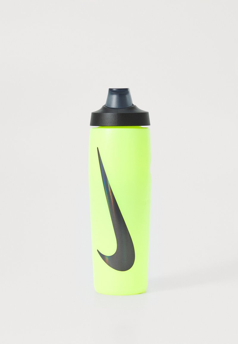 Botella de agua de plástico amarilla neón con un logo de swoosh negro de Nike, forma cilíndrica y una tapa oscura atornillable con un pitorro.