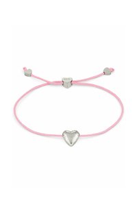 Bracciale con charm a forma di cuore in argento su un cordino rosa, dotato di estremità regolabili con piccoli accenti a forma di cuore. Design semplice con texture liscia.