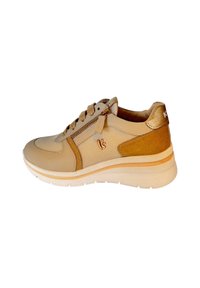 Sneaker beige con materiali in rete e pelle, dettagli testurizzati, chiusura con cerniera e lacci, suola imbottita con striscia marrone chiaro.