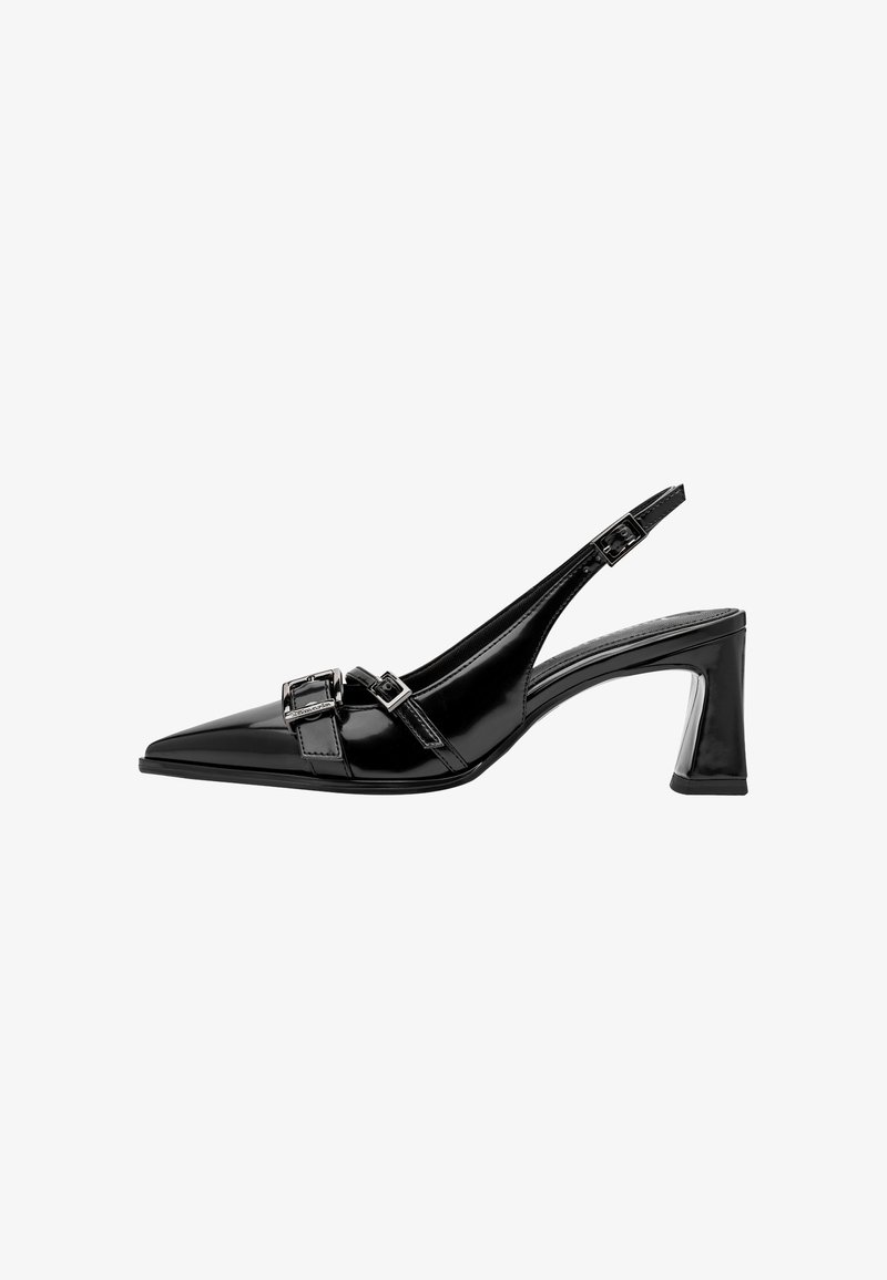 Chaussure slingback en cuir verni noir avec un bout pointu, un talon bloc et deux boucles décoratives sur la lanière avant.