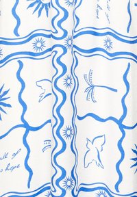 Lignes ondulées bleues, soleils, oiseaux et motifs de palmiers disposés en motif quadrillé sur un tissu blanc avec du texte partiellement en écriture cursive.