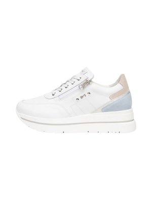 Sneaker bianca con suola spessa, cerniera laterale, borchie metalliche e dettagli sul tallone in beige pastello e blu, mostrata di lato su sfondo bianco.
