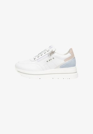 Sneaker bianca con suola spessa, cerniera laterale, borchie metalliche e dettagli sul tallone in beige pastello e blu, mostrata di lato su sfondo bianco.