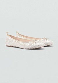 Ballerines plates en beige clair avec une tige recouverte de sequins, un embout rond lisse et un petit nœud sur le devant.