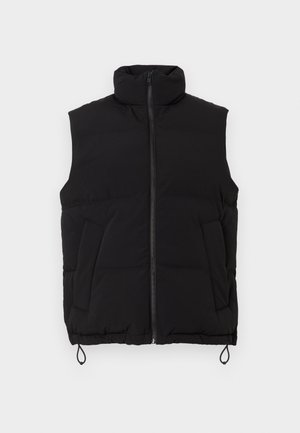Gilet imbottito nero con alto colletto, zip frontale e due tasche anteriori. Presenta un fondo arricciato e una texture liscia e opaca.