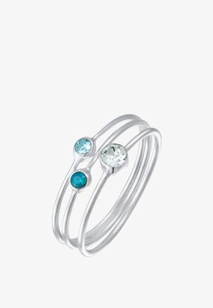 Silberring mit drei runden, facettierten Edelsteinen: Türkis, hellblau und klar. Besitzt ein dreifaches Banddesign mit glatter Oberfläche.