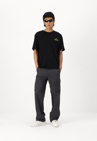 Jack & Jones JJKNOCKOUT WIDE FIT - Cargobukser - asphalt