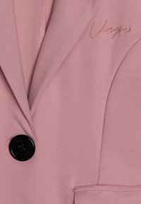 Rosa Blazer mit glatter Textur, ausgestattet mit einem Reverskragen, schwarzer Knopfschließe und dezent eingesticktem Branding an der Revers.