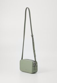 Borsa a tracolla in ecopelle verde con tracolla regolabile, forma rettangolare, superficie texturizzata e dettagli in metallo argentato.