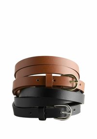 Quatre ceintures en cuir empilées : deux brunes avec une surface texturée et deux noires, équipées de boucles en métal et de plusieurs trous de réglage.