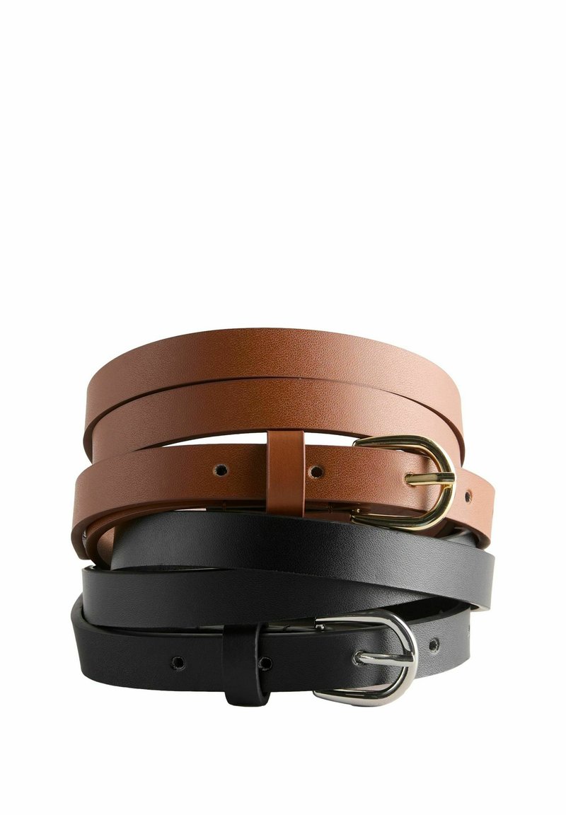 Quatre ceintures en cuir empilées : deux brunes avec une surface texturée et deux noires, équipées de boucles en métal et de plusieurs trous de réglage.
