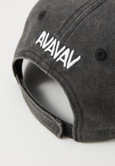 Sötétszürke baseball sapka pamutkeverék anyagból, elöl fehér hímzett "AVAVAV" felirattal és hátul állítható pánttal.