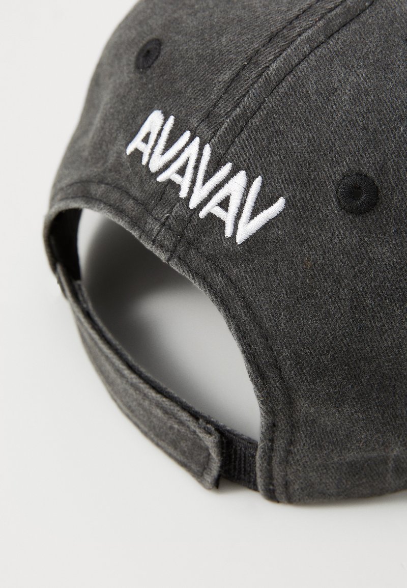 Donkergrijze baseballcap gemaakt van een katoenmix, met witte geborduurde tekst "AVAVAV" aan de voorkant en een verstelbare band aan de achterkant.
