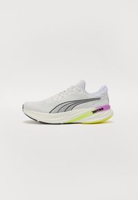 Witte sport schoen met ademende mesh bovenkant, zwarte accenten en een meerkleurige zool met paarse en groene details.
