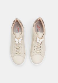 Sneaker in pelle beige con finitura liscia, dotate di un accento a farfalla e decorazioni floreali sui lacci. Suole in gomma bianca.