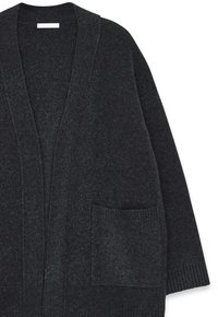 Temno siva pletena jakna z ovratnikom v stilu šal, odprtim sprednjim delom in sprednjo nalepko. Tekstura je mehka z rebrastimi rokavi.