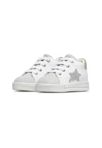 Sneakers bianche con accenti di glitter argentato sulle punte e una stella, dotate di lacci, suola in gomma testurizzata e linguetta dorata sul tallone.