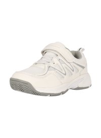 Baskets blanches de sport avec une tige en mesh, des accents gris et une sangle à boucle. Semelle courbée avec un motif de bande de roulement pour l'adhérence.