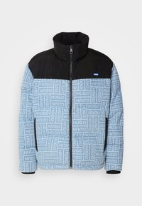 Kurtka pikowana w jasnoniebieskim kolorze z powtarzającym się wzorem "HUGO", z czarną tkaninową karczkiem, wysokim kołnierzem i zamkiem błyskawicznym z przodu.