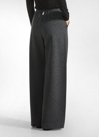 Grijze wijde broek in een gestructureerde stof, met verticale streepjes, een elastische tailleband en zijzakken.