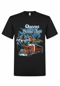 Sort t-shirt med et grafikdesign af en ulv og en rød lastebil med "The Queens" logo, sat op mod en stormfuld baggrund.