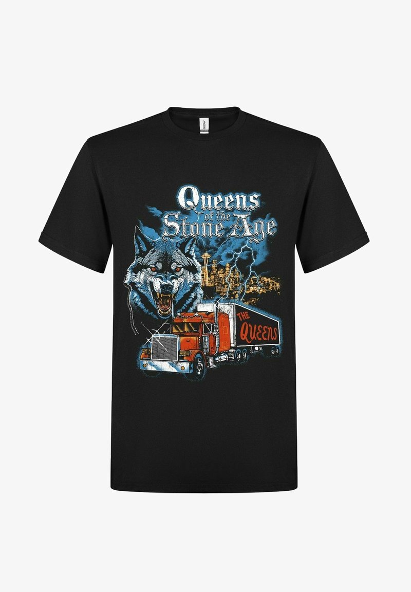 Černé tričko s grafickým designem vlka a červeného kamionu s logem "The Queens", umístěno na bouřlivém pozadí.