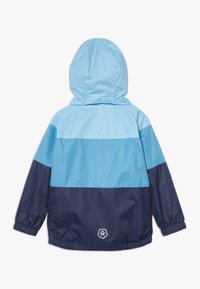 Hooded voděodolná bunda s barevnými bloky v světle modré a námořnické barvě, elastickými manžetami a logem na lemu. Hladký, lehký materiál.