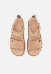 UGG GOLDENSTAR - Sandale s platformom - driftwood