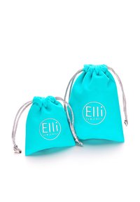 Türkiissinised kangast kotid kahes suuruses hõbedaste tõmblukkudega. Igal kotil on valge ümmargune logo, millel on kiri "Elli WE ♥ JEWELS."