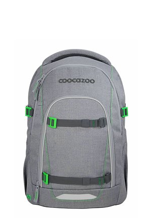 Grauer Coocazoo-Rucksack mit grünen Schnallen, zwei horizontalen Gurten vorne, Tragegriff oben und einem Reißverschluss-Hauptfach.