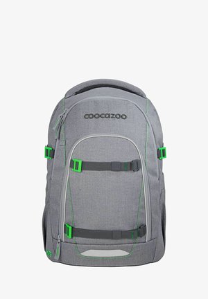 Grauer Coocazoo-Rucksack mit grünen Schnallen, zwei horizontalen Gurten vorne, Tragegriff oben und einem Reißverschluss-Hauptfach.
