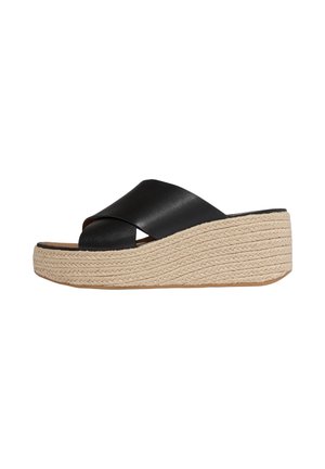 Zwarte leren platform-sandaal met gekruiste bandjes, beige gevlochten touw sleehak en open teen, zijaanzicht.