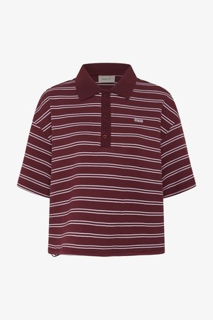 Μπορντό πόλο με λευκές οριζόντιες ρίγες, κοντά μανίκια, πατιλέτα με κουμπιά και μικρό κεντητό λογότυπο στο αριστερό στήθος.