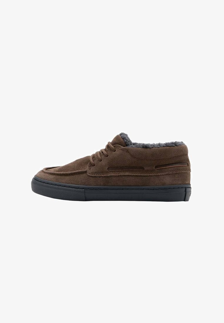 Zapatillas de ante marrón con una suela de goma negra, que presentan un suave forro gris y detalles de costura. Diseño de cordones con detalles en los laterales.