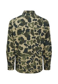 Langærmet skjorte med grøn, brun og sort camouflage mønster set bagfra på en hvid baggrund.