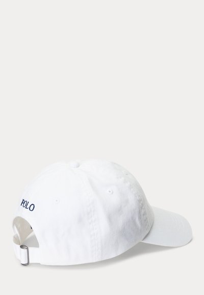 Bílá nastavitelná baseballová kšiltovka s vyšitým nápisem "POLO" v námořnické barvě na zadní straně, šesti ventilačními otvory a zakřiveným kšiltem.