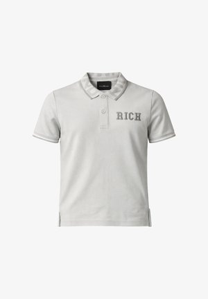Polo grigio chiaro con abbottonatura a due bottoni, colletto decorato e la scritta "RICH" ricamata sul petto a sinistra.