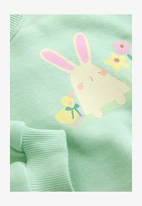 Neselectat, green easter