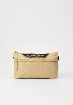 Pochette rectangulaire beige avec deux fermetures éclair horizontales et une étiquette en tissu noire marquée Marimekko sur le dessus.