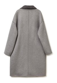 Cappotto in lana grigia con colletto a coste, maniche oversize e taglio dritto. Il tessuto ha una texture morbida e dettagli di cucitura minimi.