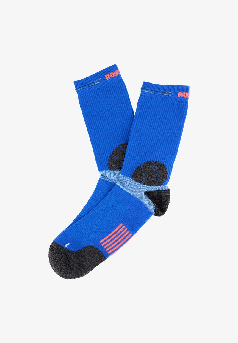 Paire de chaussettes de sport bleues avec des zones talon et pointe noires, un soutien de la voûte plantaire bleu clair, et des rayures ainsi que du texte orange au niveau du bord-côte.