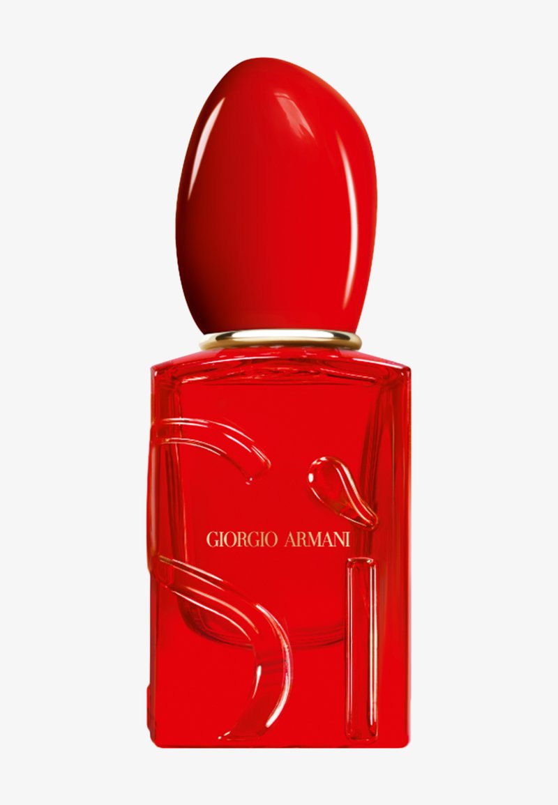 Botella de perfume rectangular roja de Giorgio Armani con líneas curvas en relieve y una tapa ovalada roja brillante.